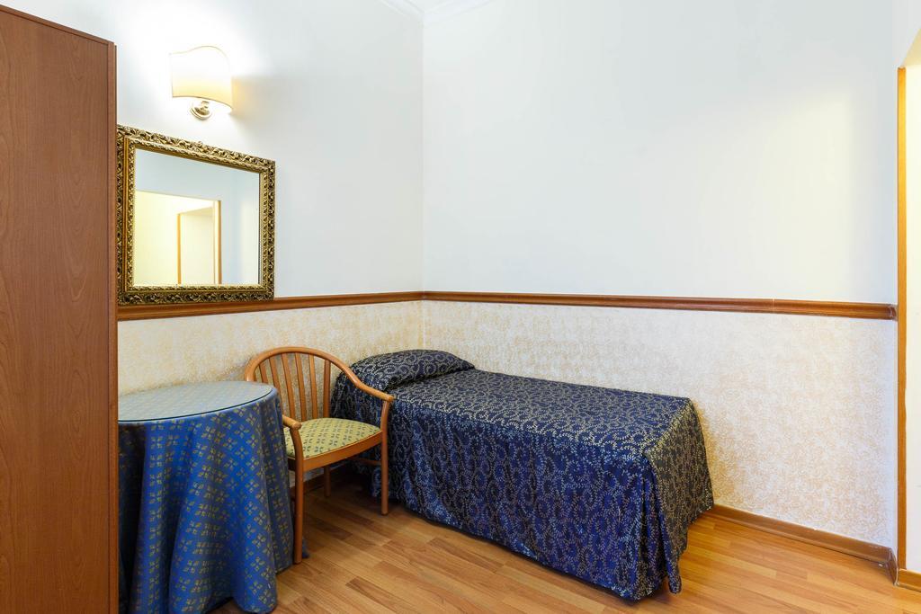 Hotel Paris Roma Esterno foto