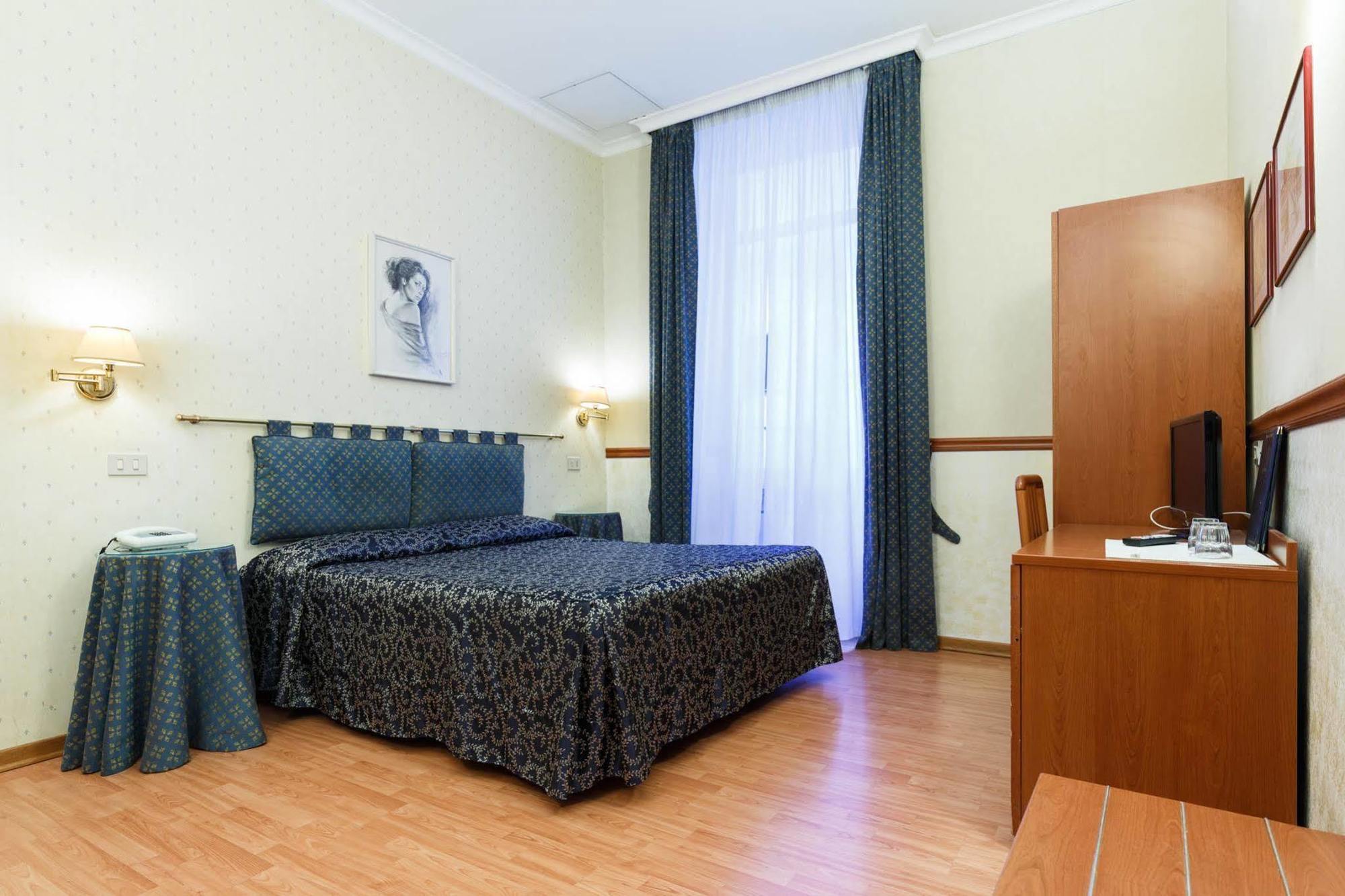 Hotel Paris Roma Esterno foto